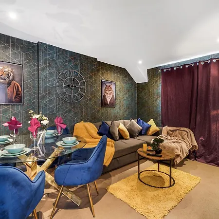 Elegant London Flat Free Parking & Modern Comforts